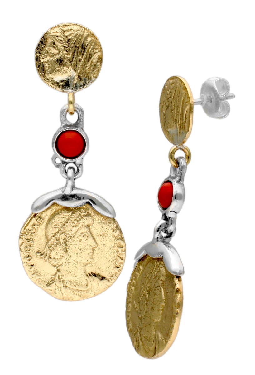 Pendientes plata y bronce largos con monedas y coral 251_11I0365 pendientes largos plata y bronce con coral fotografia para web el rubi joyeros toma frontal y lateral
