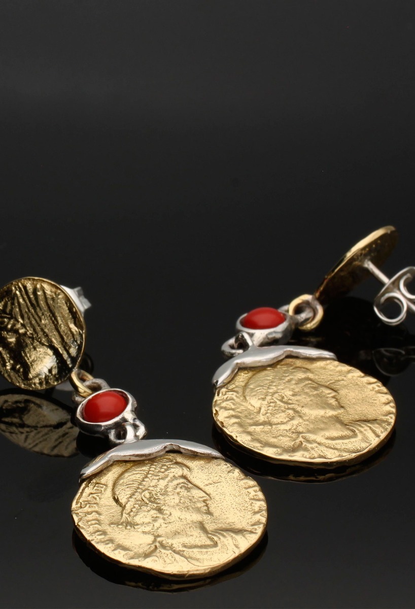 Pendientes plata y bronce largos con monedas y coral 251_11I0365 pendientes largos plata y bronce con coral fotografia para web el rubi joyeros toma sobre fondo negro espejo
