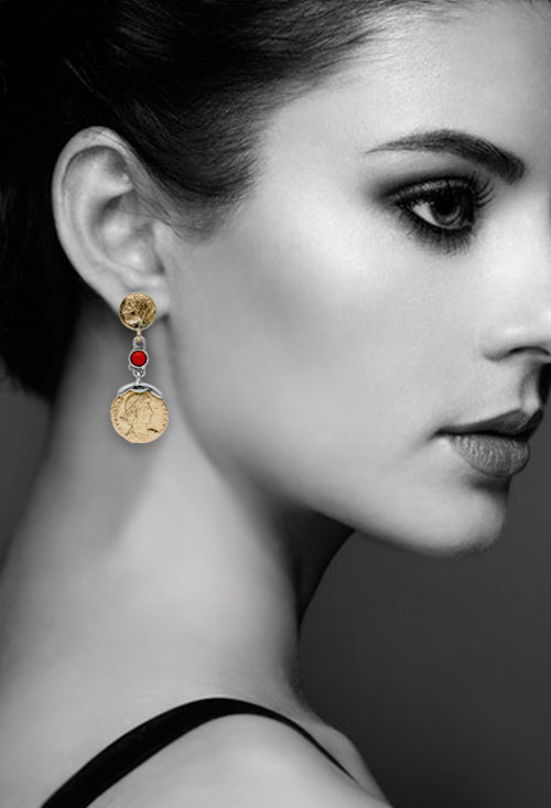 Pendientes plata y bronce largos con monedas y coral 251_11I0365 pendientes largos plata y bronce con coral fotografia para web el rubi joyeros toma fotomontaje modelo