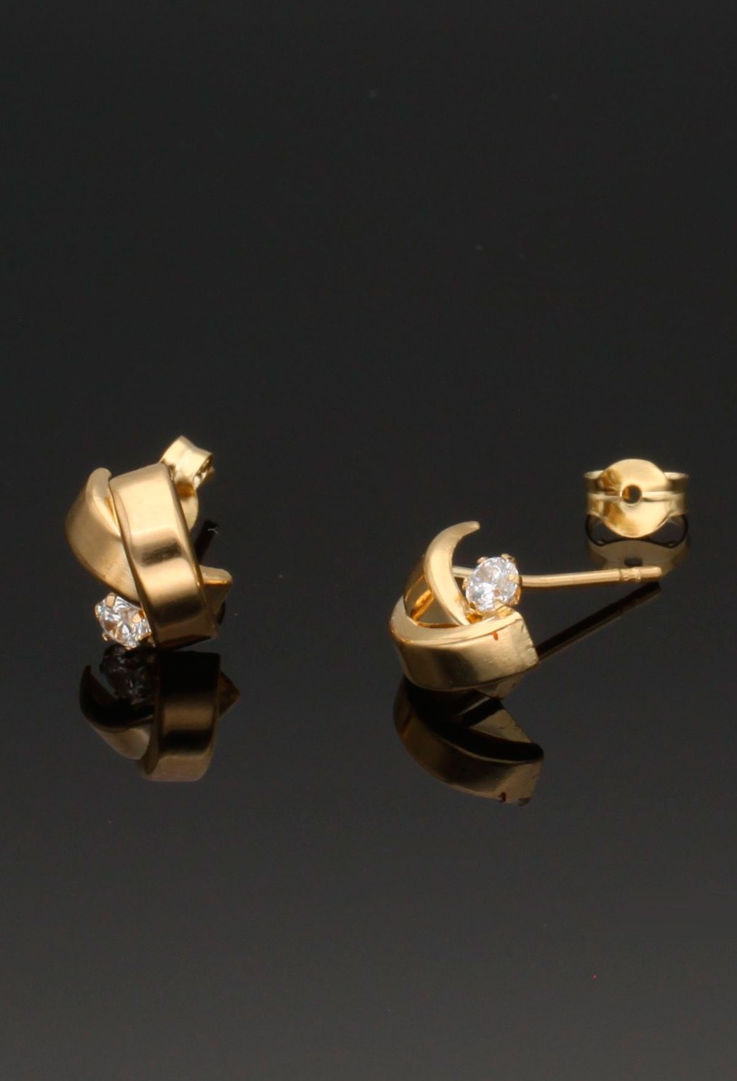 pendientes niña oro amarillo 18k en el rubi joyeros fotografia toma natural fondo negro