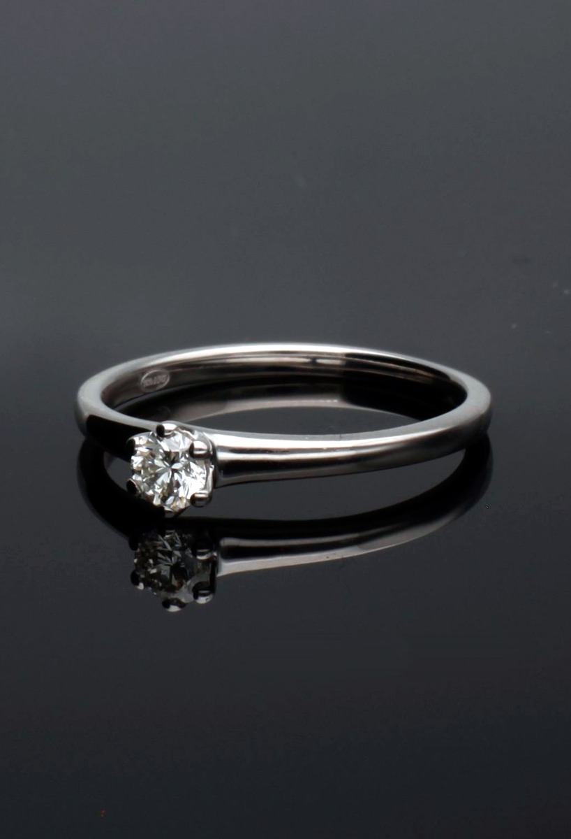 Anillo de compromiso oro blanco solitario garra 6 grapas 243_EPT-APISS anillo compromiso oro blanco 18 kilates con diamante de 0,15 quilates fotografia toma sin recortes base negra para web el rubi joyeros