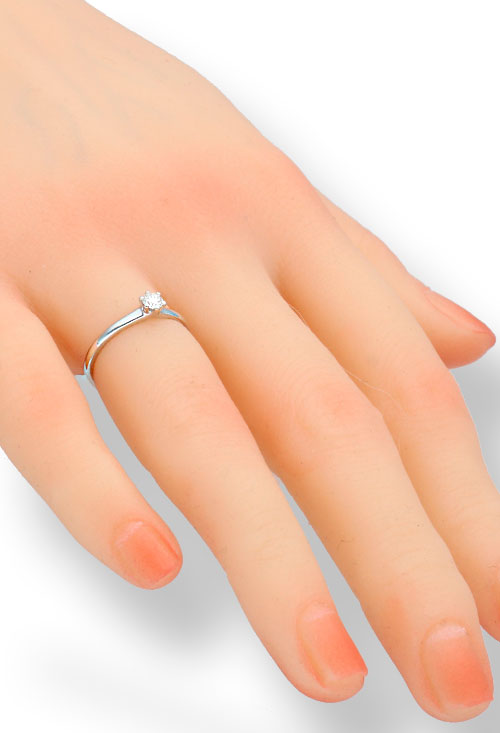 Anillo de compromiso oro blanco solitario garra 6 grapas 243_EPT-APISS anillo compromiso oro blanco 18 kilates con diamante de 0,15 quilates fotografia toma foto montaje maniqui para web el rubi joyeros