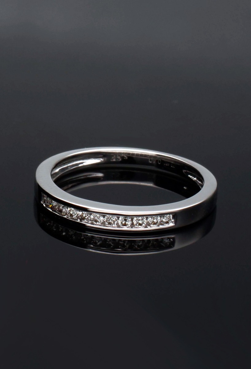 Anillo de compromiso oro blanco 18k y diamantes talla brillante 243_EPT-AASRH anillo compromiso oro blanco 18k con diamantes modelo carril foto para web el rubi joyeros toma sin recortar sobre base negra