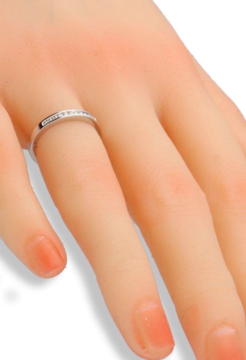 Anillo de compromiso oro blanco 18k y diamantes talla brillante 243_EPT-AASRH anillo compromiso oro blanco 18k con diamantes modelo carril foto para web el rubi joyeros toma mano maniqui
