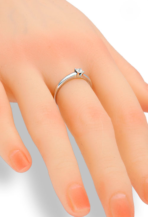 Anillo de compromiso oro blanco 18k y diamante solitario garra 243_317-00156 anillo compromiso tipo solitario con garra de 4 grapas oro blanco 18 kilates con diamante de 0,15 quilates fotografia para la joyeria online toma mano maniqui