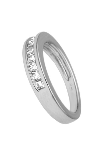 anillo de compromiso media alianza con carril realizada con oro de primera ley y diamantes talla princesa foto para tienda online toma lateral