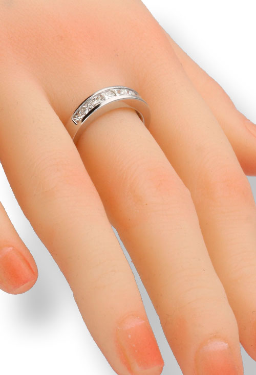 anillo compromiso oro blanco 18 kilates con diamantes talla princesa 9 piedras que pesan 1 kilate color H y pureza SI foto mano maniqui para web