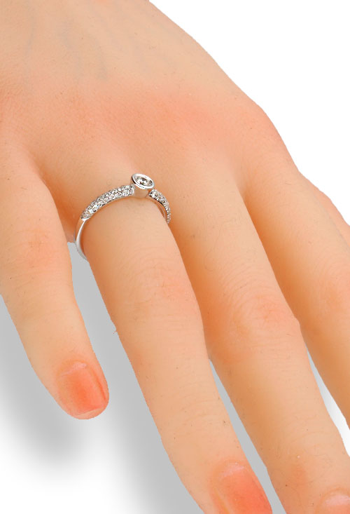 Anillo de compromiso oro blanco y diamantes 243_RLT-APTIH anillos de compromiso en el rubi joyeros fotografia para joyeria online foto mano maniqui