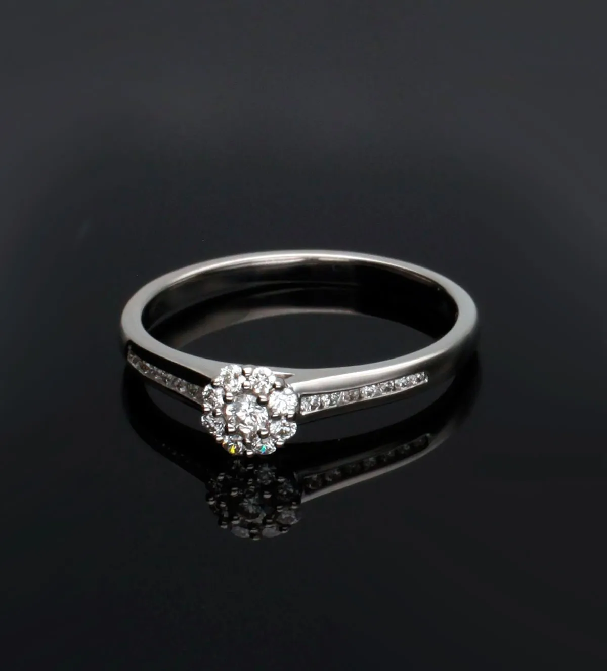 Anillo de compromiso oro blanco y brillantes 243_HTA-AAHPI anillo-de-compromiso-oro-blanco-y-brillantes-243_ hta-aahpi toma sin retoque