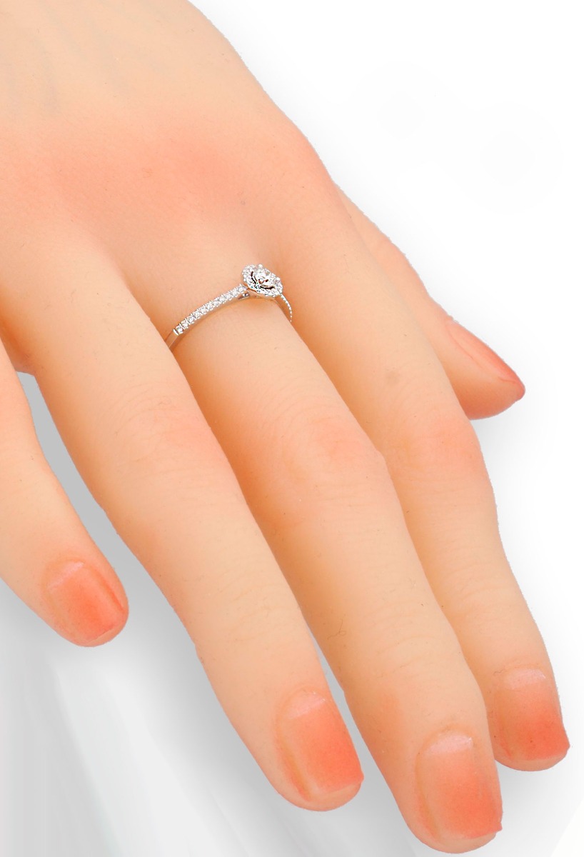 Anillo de compromiso sortija con diamantes 243_EPT-APTEP anillo compromiso modelo orla sobre brazo galeria oro blanco y diamantes foto mano maniqui para web el rubi joyeros