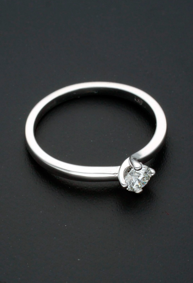 anillo compromiso oro blanco 18k con diamante talla brillante brazo cruzado garra de cuatro patas fotografía sin recortar fondo negro para web el rubí joyeros