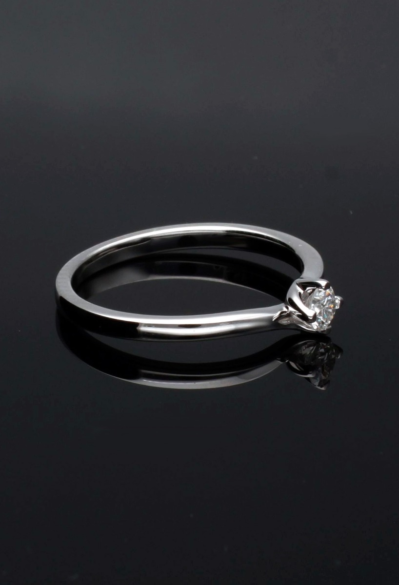 anillo compromiso oro blanco 18 kilates y diamante talla brillante garra de cuatro patas en brazo cruzado foto para web el rubi joyeros toma sin recortar fondo negro