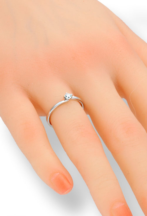 anillo compromiso oro blanco 18 kilates y diamante talla brillante garra de cuatro patas en brazo cruzado foto para web el rubi joyeros toma maniqui