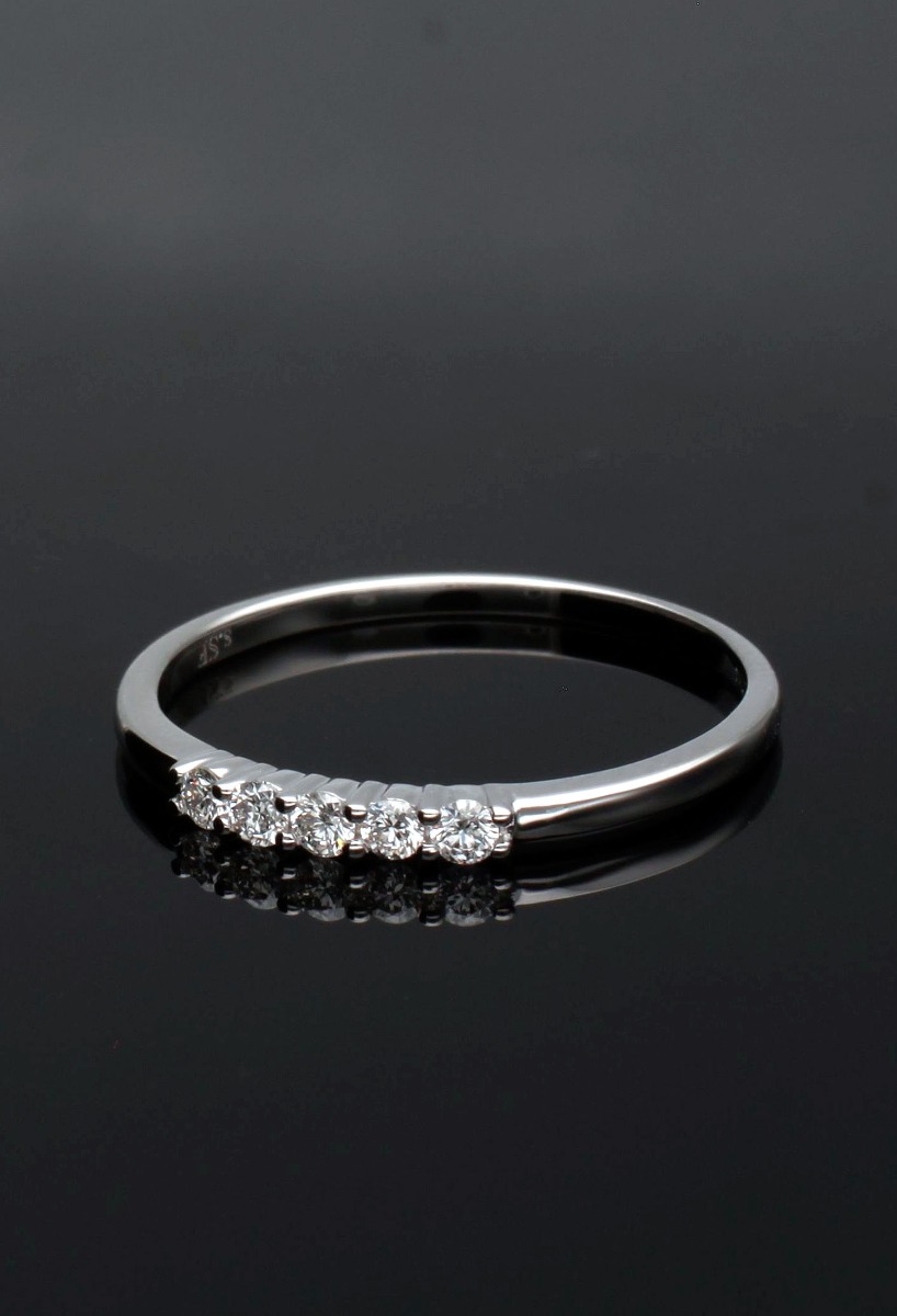 Anillo de compromiso oro blanco y diamantes modelo cintillo 243_EPT-APPRI anillo compromiso media alianza oro blanco 18k y diamantes modelo cintillo foto sin recortar foto real en fondo negro para la joyeria online el rubi joyeros