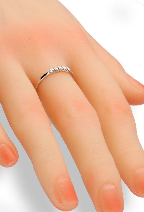 Anillo de compromiso oro blanco y diamantes modelo cintillo 243_EPT-APPRI anillo compromiso media alianza oro blanco 18k y diamantes modelo cintillo foto modelo mano para la joyeria online el rubi joyeros