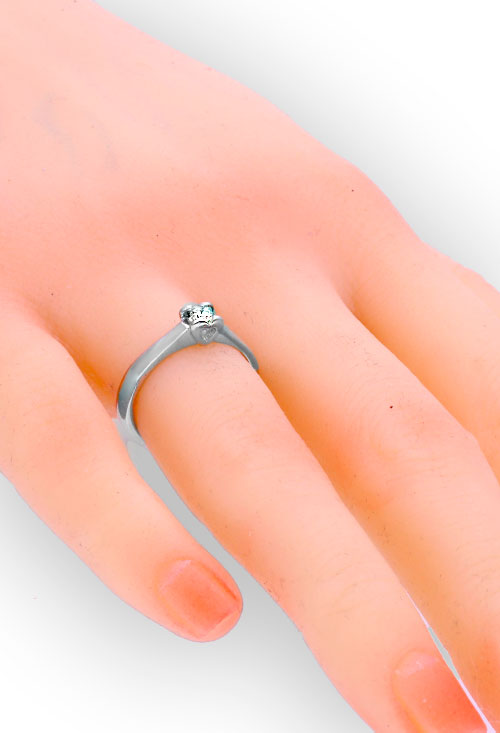 Anillo de compromiso oro blanco 18k con diamante en garra corazón 083_SOLCOR010B anillo de compromiso oro blanco 18 kilates con diamante engastado en garra corazon fotografia mano maniqui para parrilla web
