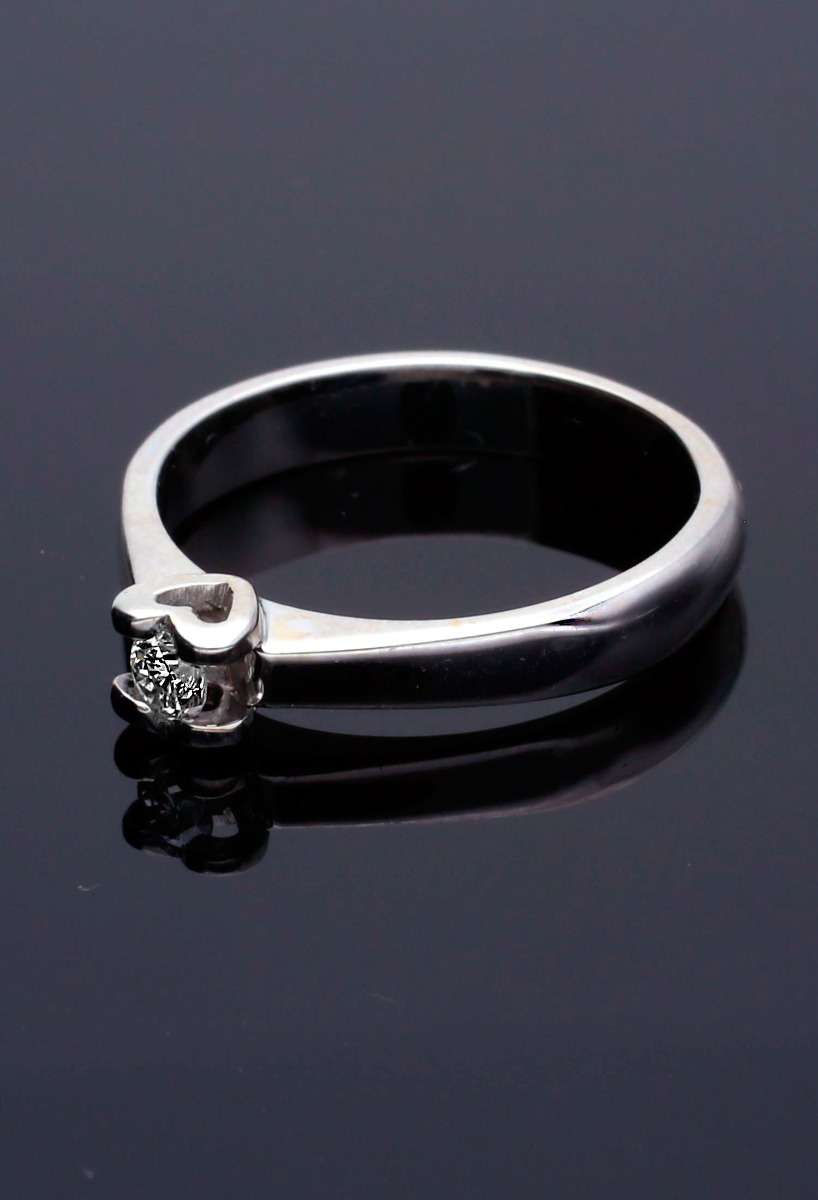 Anillo de compromiso oro blanco 18k con diamante en garra corazón 083_SOLCOR010B anillo de compromiso oro blanco 18 kilates con diamante engastado en garra corazon fotografia toma sin recortar fondo negro para parrilla web