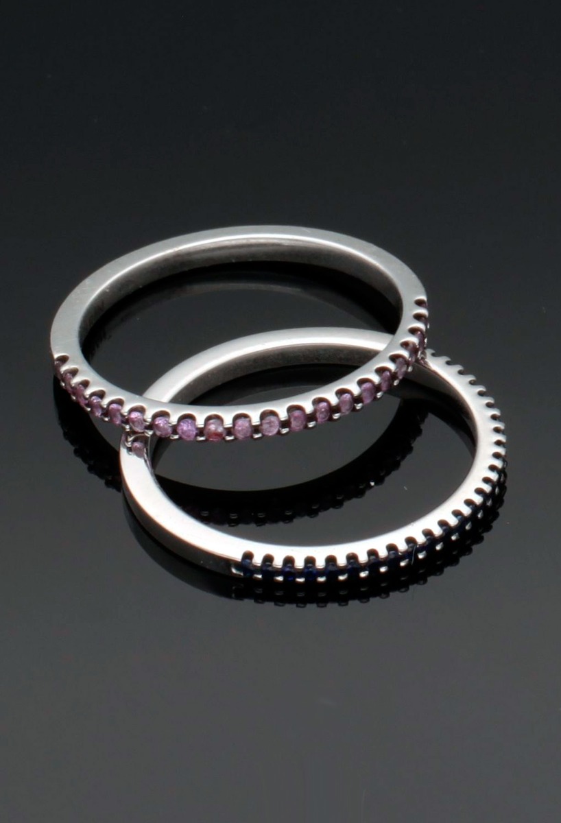 anillo doble de oro blanco 18 kilates con zafiros rosas y azules foto sin recortar sobre fondo negro para la joyeria online el rubi joyeros