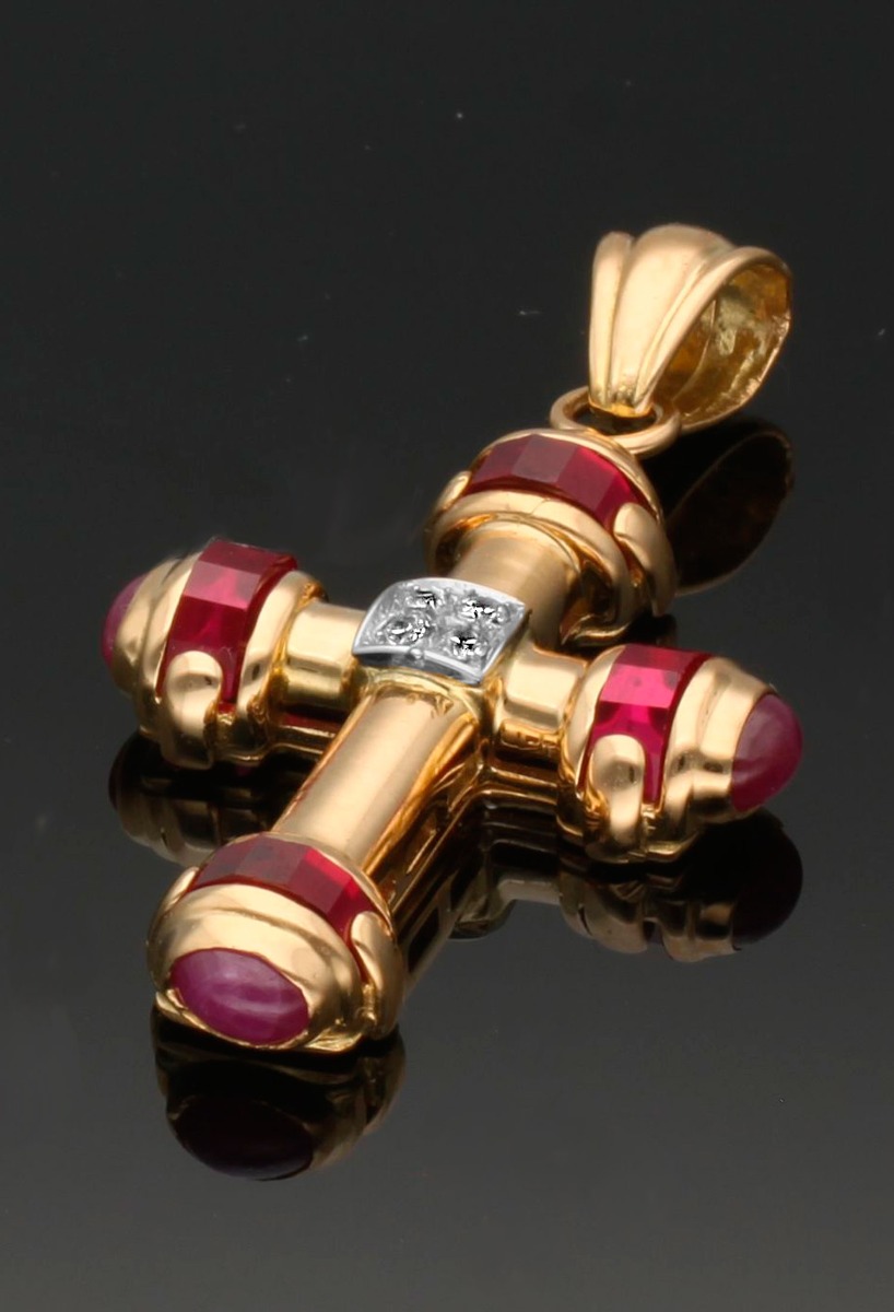 Cruz oro 18 ktes con símiles 036_X24377 cruz oro amarillo 18 kilates con similes rojos y circonitas de 14 gramos de peso foto para web el rubi joyeros fotografia sin recortar