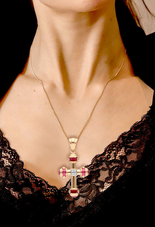 Cruz oro 18 ktes con símiles 036_X24377 cruz oro amarillo 18 kilates con similes rojos y circonitas de 14 gramos de peso foto para web el rubi joyeros fotografia en modelo