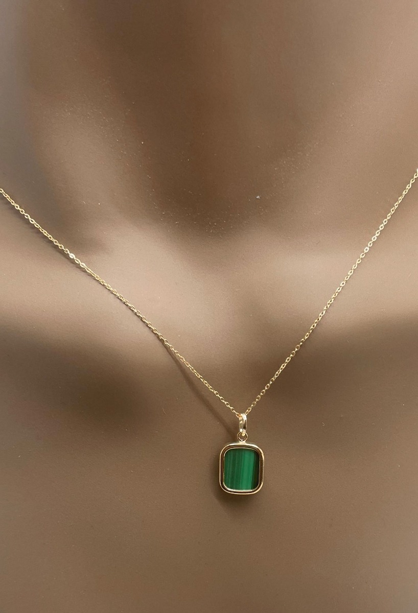 Gargantilla oro amarillo 18 Ktes motivo malaquita 030_4190-M-CAD gargantilla oro amarillo 18 kilates con malaquita fotografia maniqui para web el rubi joyeros