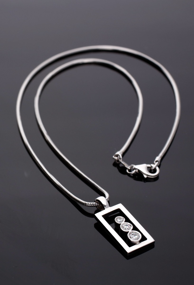 Gargantilla oro blanco 18k con diamantes 038_LO-020-22MY Gargantilla oro blanco 18 kilates con 3 diamantes disminucion motivo rectangular fotografia para parrilla web toma sin recortes sobre fondo negro