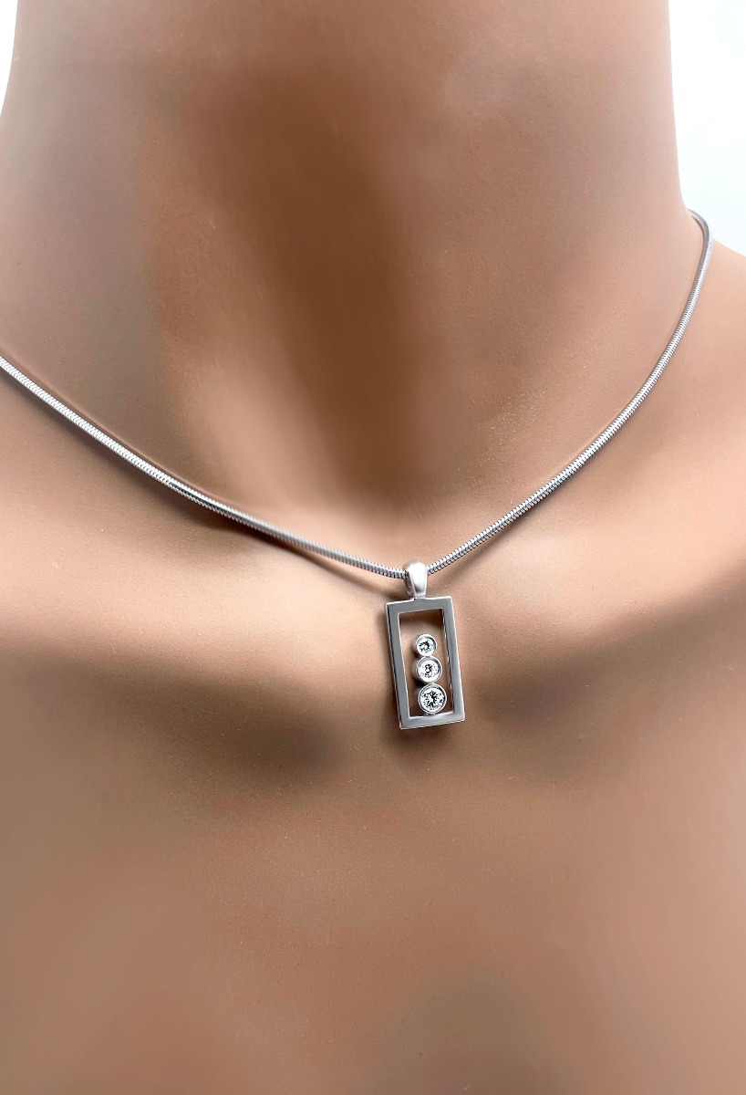 Gargantilla oro blanco 18k con diamantes 038_LO-020-22MY Gargantilla oro blanco 18 kilates con 3 diamantes disminucion motivo rectangular fotografia para parrilla web toma modelo maniqui