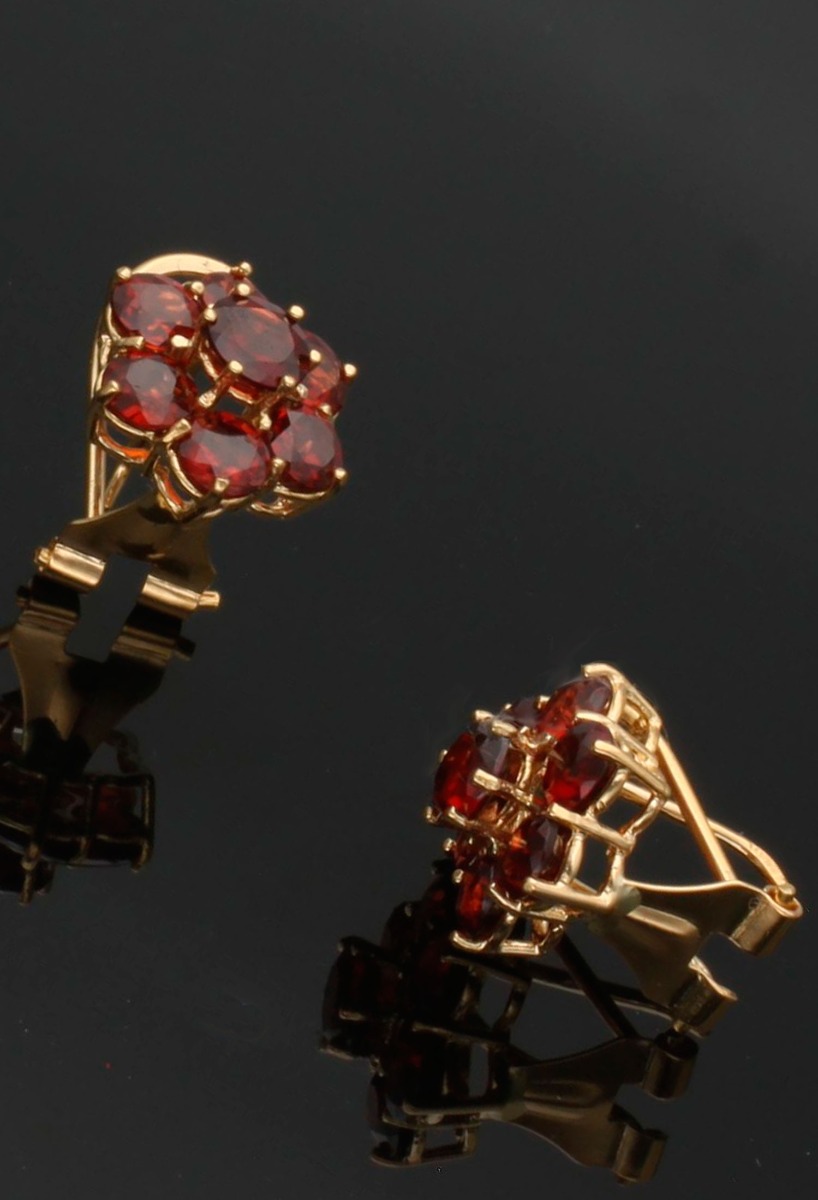 pendientes de oro amarillo 18k con granates finos roseta con siete piedras en garras fotografia para web el rubi joyeros toma sin recortar sobre fondo negro