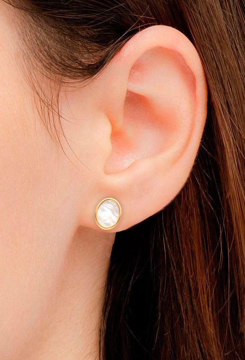 Pendientes oro 18k con nácar 030_4189-N pendientes de oro amarillo y nacar forma ovalada con sistemas de presion fotografia con modelo para la joyeria online el rubi joyeros