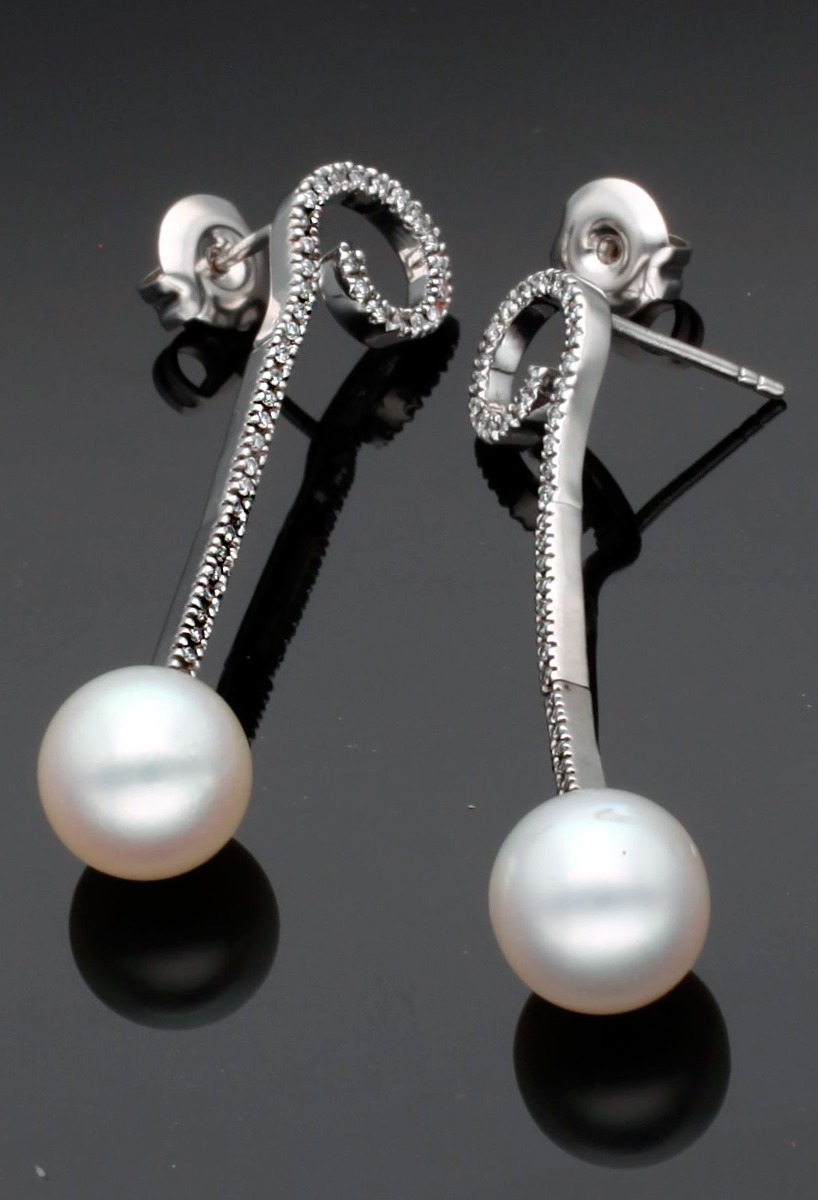 pendientes largos oro blanco 18 kilates con perlas australianas de 10 mm y diamantes, modelo de diseño fotografía para web el rubí joyeros toma sin recortar