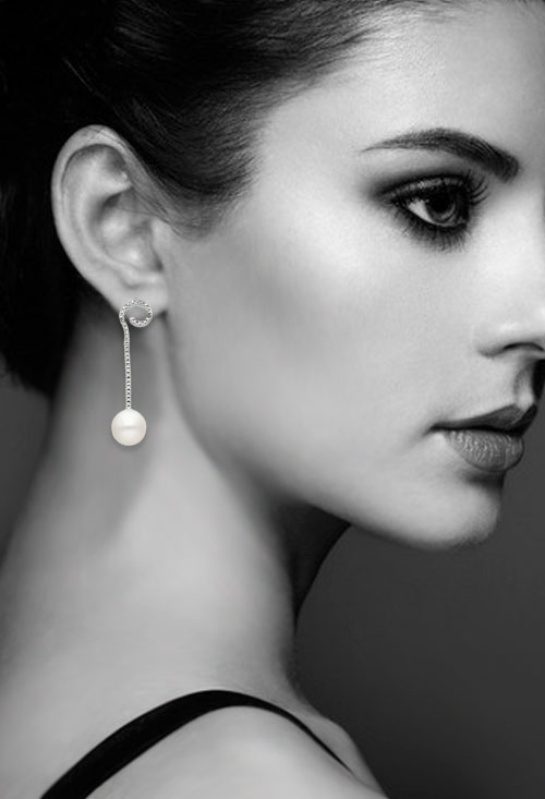 pendientes largos oro blanco 18 kilates con perlas australianas de 10 mm y diamantes, modelo de diseño fotografía para web el rubí joyeros toma modelo blanco y negro