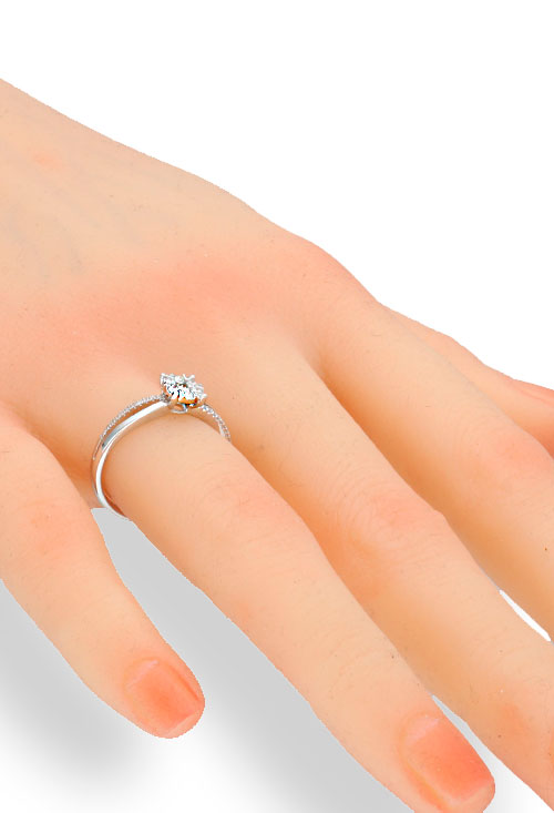 sortija pedida oro blanco 18 kilates con diamantes brazo trenzado con roseta engaste invisible fotografía mano maniqui para parrilla web