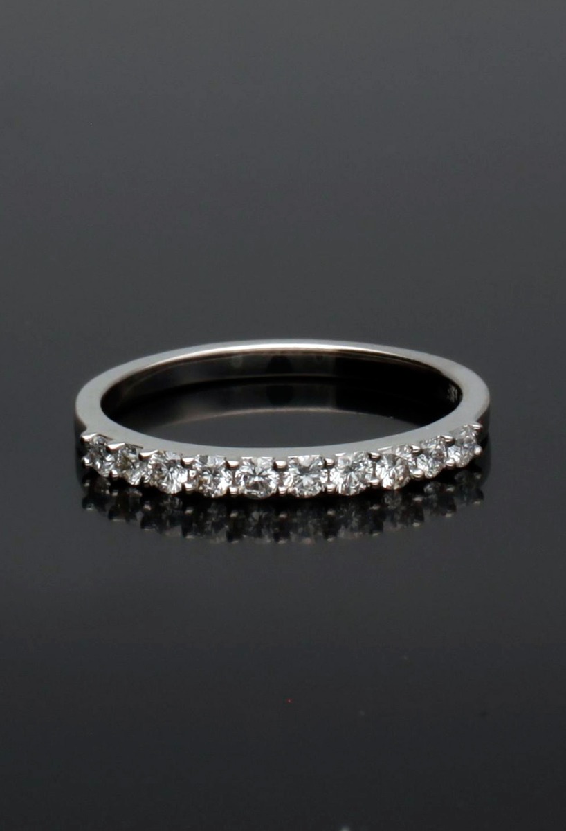 anillo compromiso media alianza oro blanco 18 kilates con diamantes talla brillante fotografia sin recortar para joyeria online el rubi joyeros