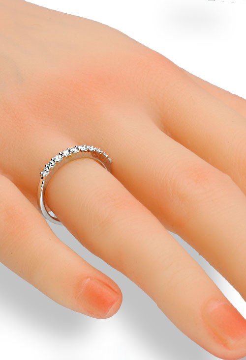 anillo compromiso media alianza oro blanco 18 kilates con diamantes talla brillante fotografia mano maniqui para joyeria online el rubi joyeros