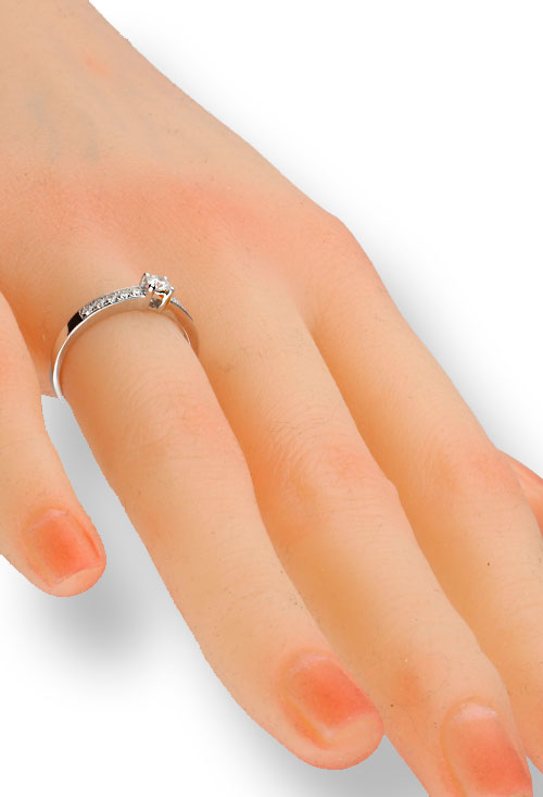 Anillo de compromiso oro blanco con diamantes 243_RHT-APREA anillo de compromiso oro blanco 18 kilates con diamantes peso total 0,30 quilates fotografia modelo maniqui para parrilla web joyeria online el rubi joyeros