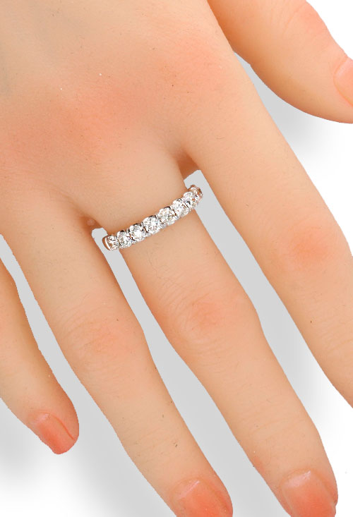 Anillo compromiso oro blanco con diamantes media alianza 9b 243_RLT-APHIT anillo compromiso oro blanco 18 kilates con 9 diamantes talla brillante que pesan 1,08 quilates fotografia para mostrar en la web de el rubi joyeros toma mano maniqui