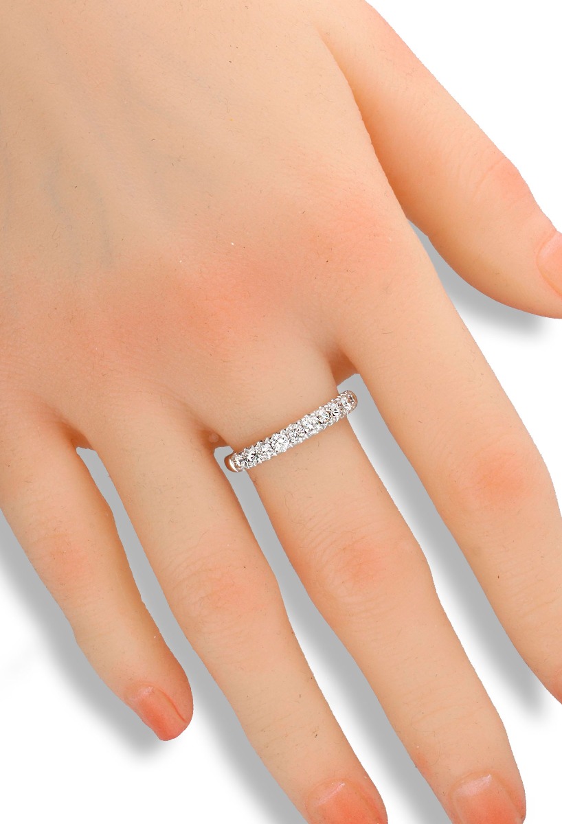 Anillo de compromiso media alianza oro blanco con diamantes 243_RLT-APHIO anillo de compromiso oro blanco 18 kilates con 10 diamantes talla brillante fotografia mano maniqui para web