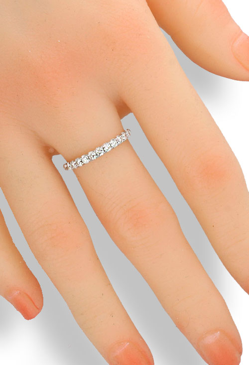 Anillo de compromiso media alianza oro blanco con diamantes 243_RLT-APHIL anillo de compromiso oro blanco 18 kilates con 12 diamantes talla brillante fotografia modelo maniqui para web el rubi joyeros
