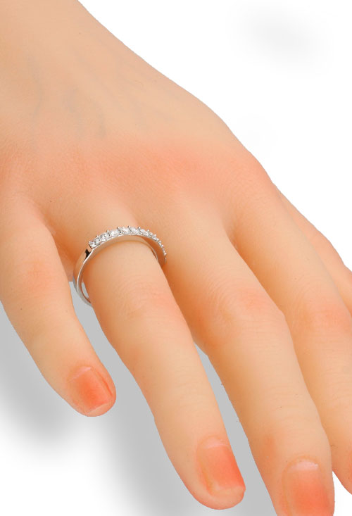 Anillo compromiso oro blanco con diamantes media alianza 243_SPH-AAAAS anillo compromiso media alianza oro blanco con 14 diamantes foto mano maniqui