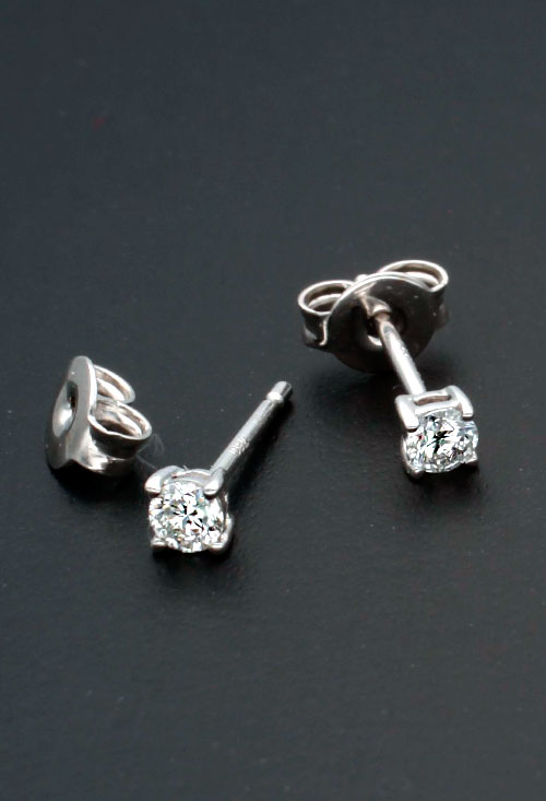 Pendientes de garras oro blanco 18k y diamantes 243_HOO-AAPPP pendientes de garra oro blanco 18 kilates con diamantes talla brillante de 0,13 quilates cada uno fotografia sin recortar para utilizar en la web el rubi joyeros