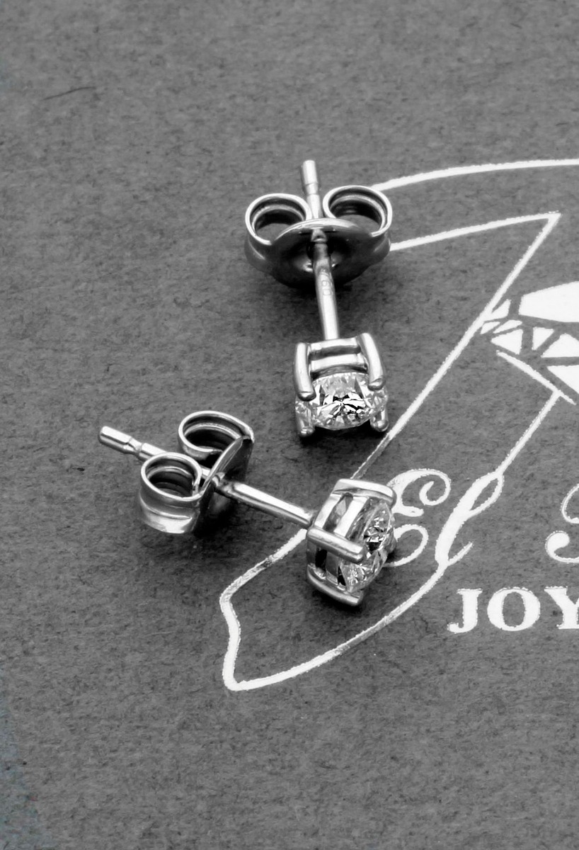 Pendientes garra oro blanco 18k y diamantes 243_HOO-AAPPH pendientes de garra oro blanco 18 kilates con diamantes de 0,30 quilates cada uno fotografia sin retoques para web el rubi joyeros