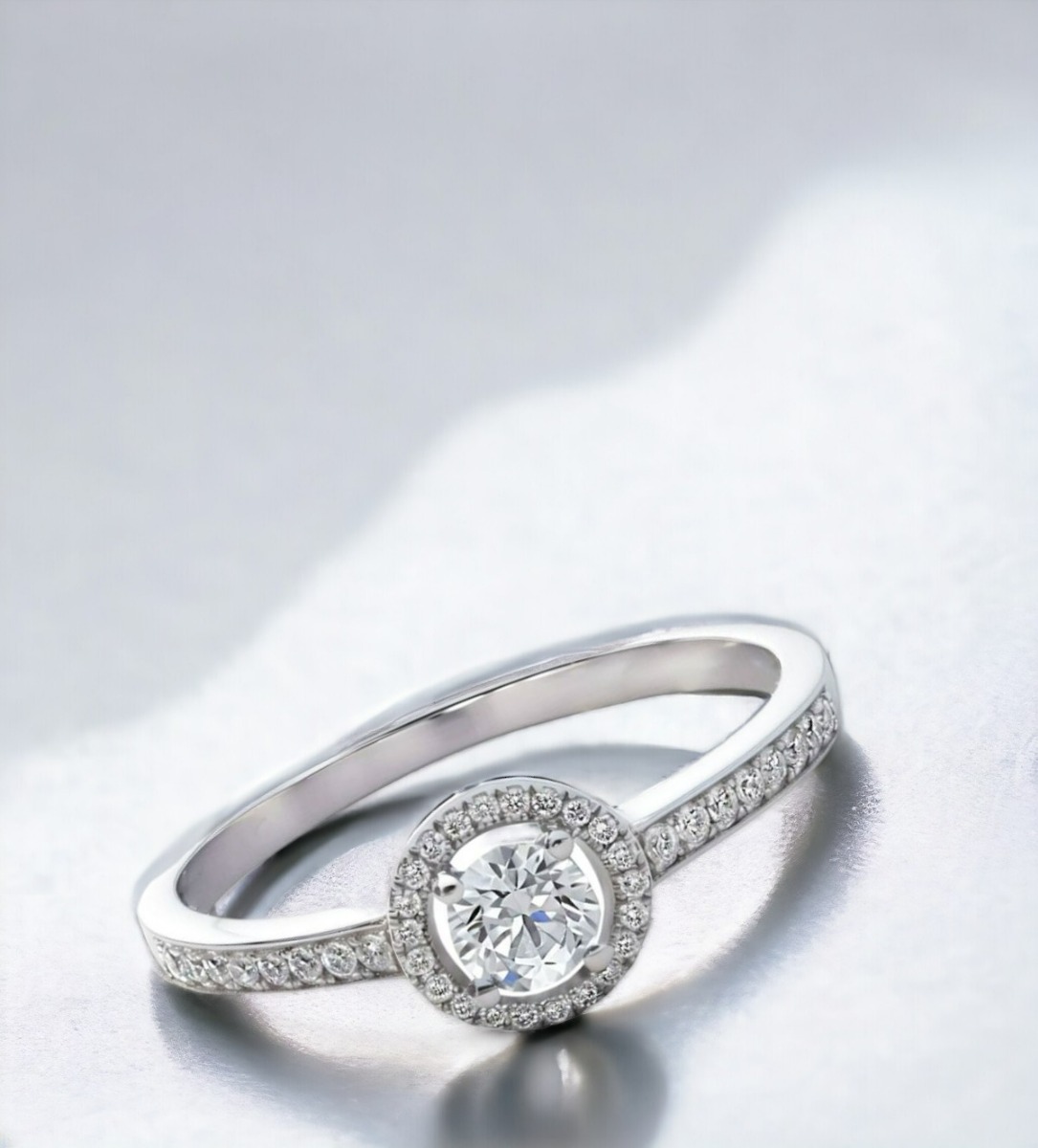 Anillo de compromiso oro blanco y diamantes ORLADO anillo compromiso oro blanco y diamantes modelo orla toma para redes sociales