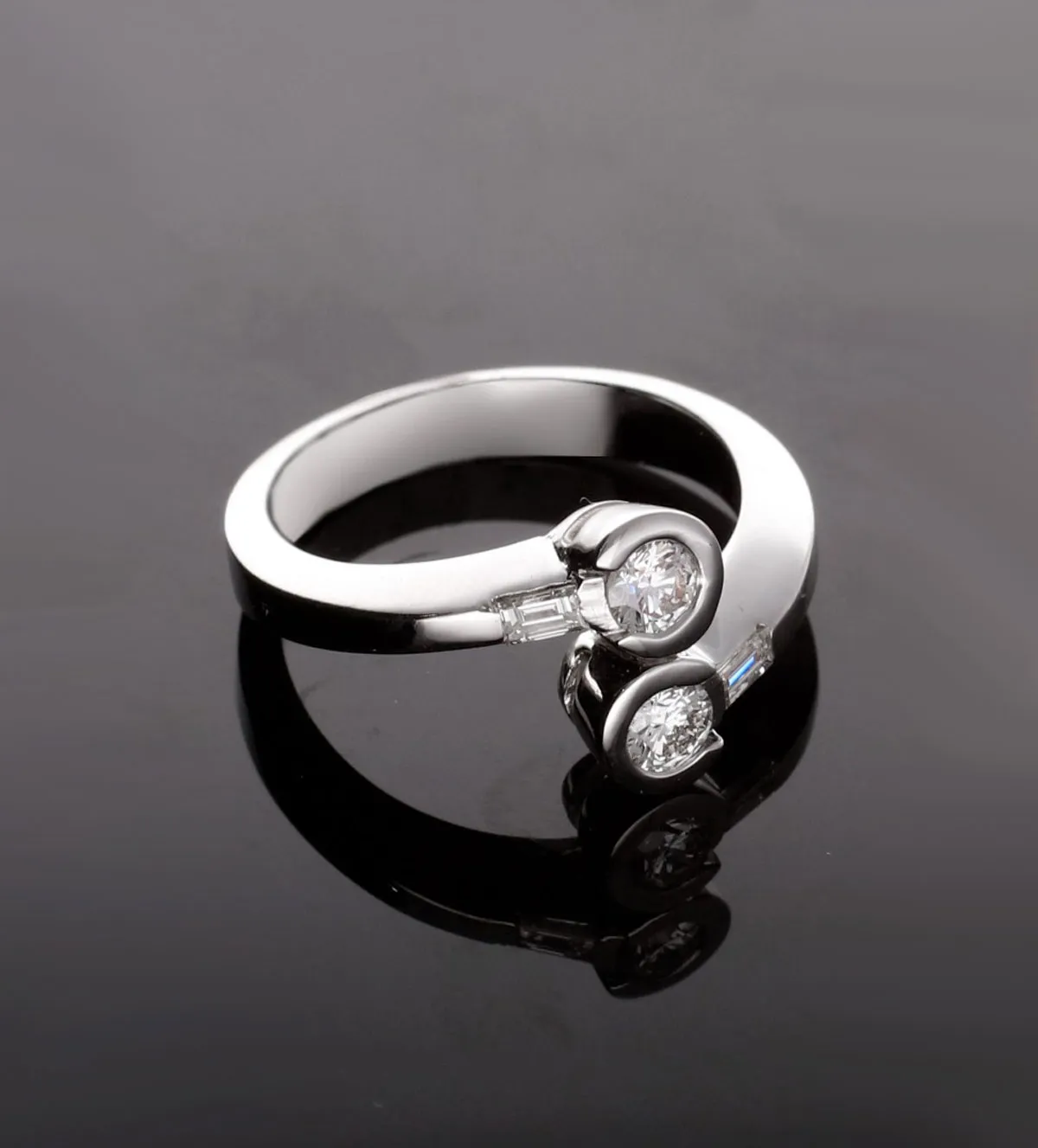 Anillo de compromiso oro blanco 18k y diamantes 231_W905R anillo-de-compromiso-oro-blanco-18k-con-diamantes-231_W810R toma sin retoque fotografico