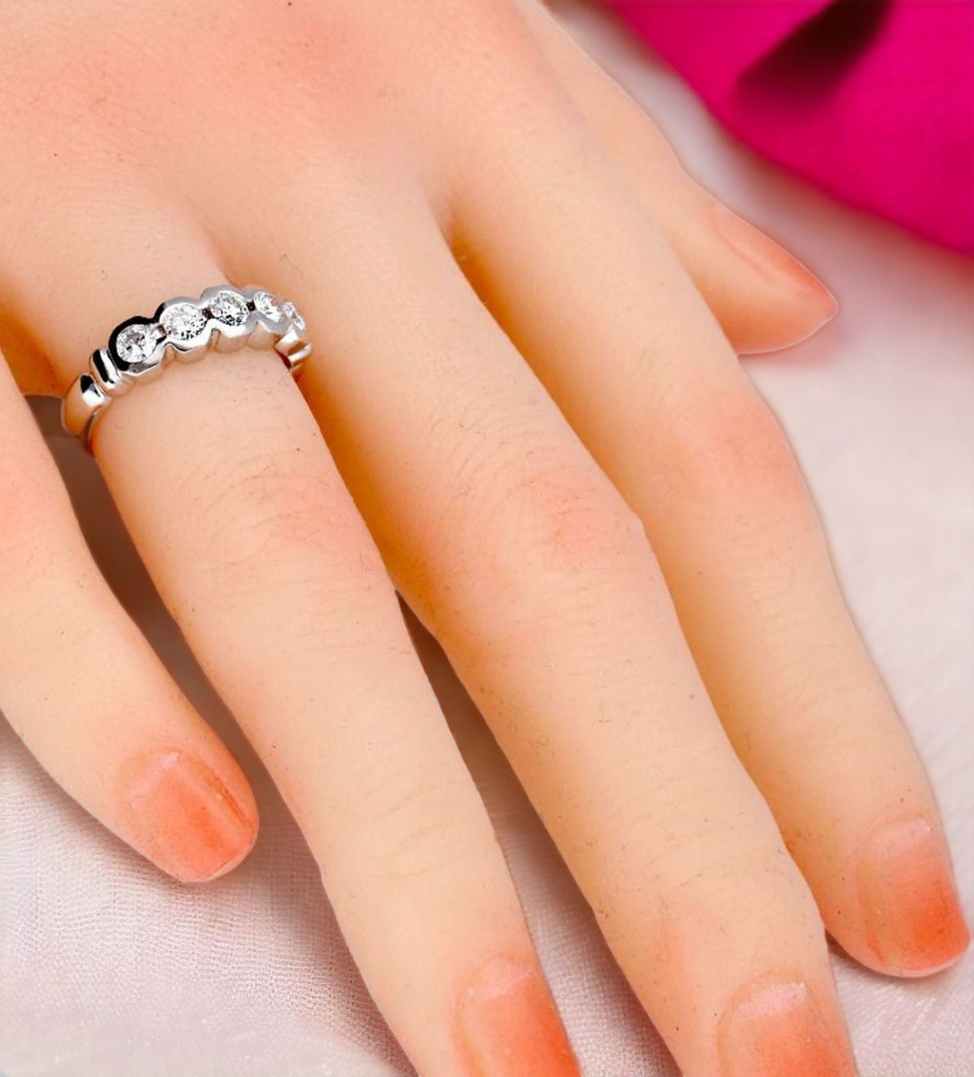 anillo compromiso oro blanco 18 kilates modelo cintillo chatones hexagonales fotografia para exponer en la web de el rubi joyeros toma en mano de modelo