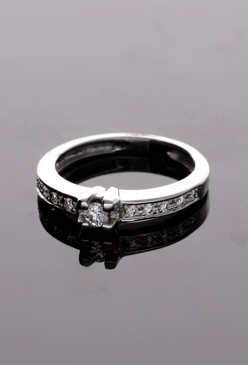 Anillo de compromiso oro blanco 18k y brillantes 231_W763R anillo compromiso oro blanco 18 kilates con diamantes fotografia para web el rubi joyeros toma sin retoques sobre base negra