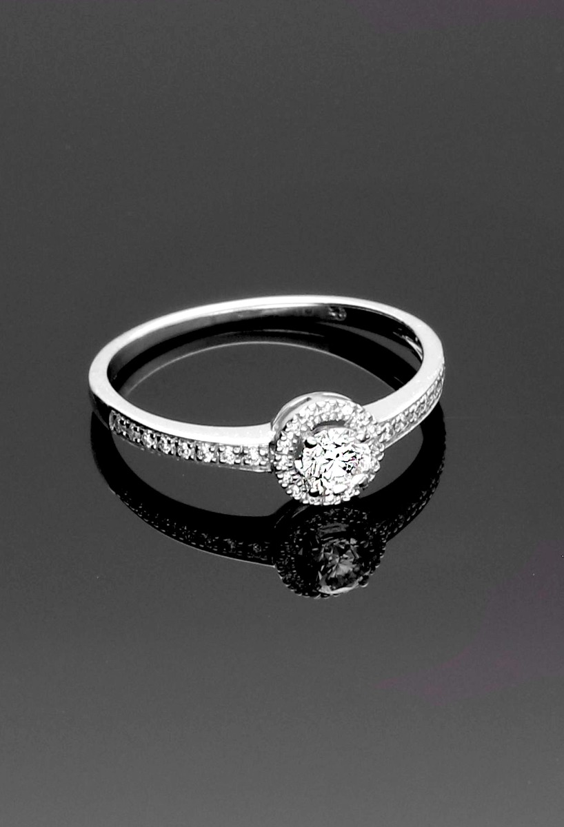 Anillo de compromiso oro blanco y diamantes ORLADO anillo de compromiso oro blanco y diamantes modelo orlado fotografia para parrilla web el rubi joyeros toma sin recortar sobre base negra