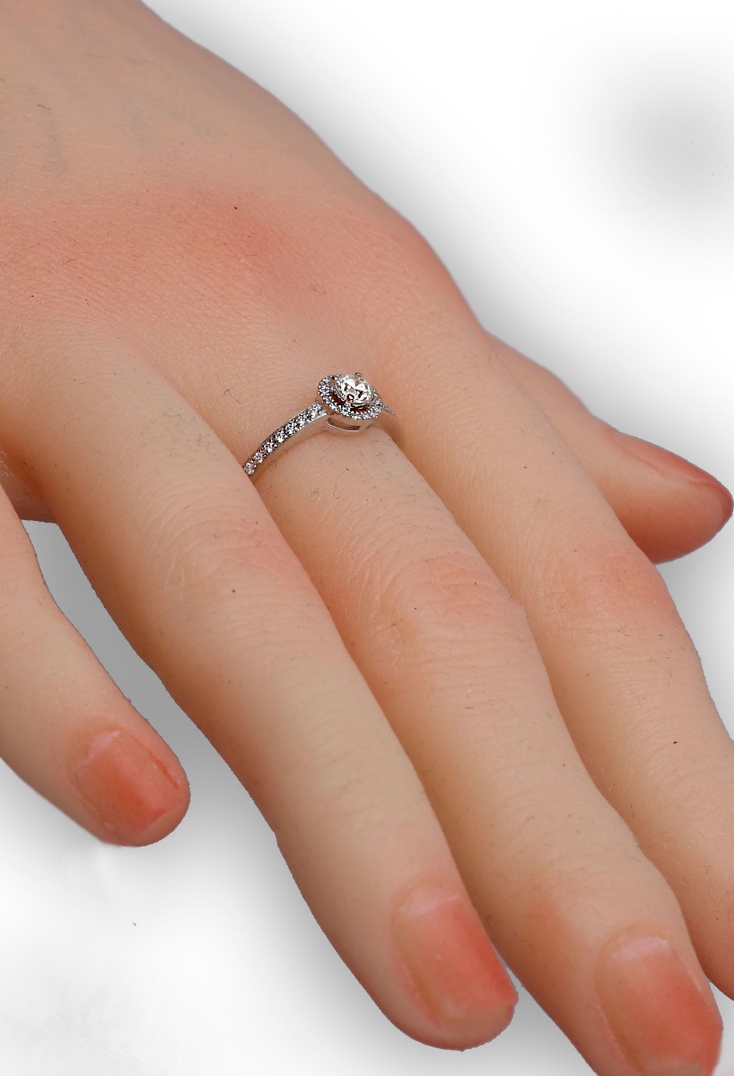 Anillo de compromiso oro blanco y diamantes ORLADO anillo de compromiso oro blanco y diamantes modelo orlado fotografia para parrilla web el rubi joyeros toma en mano de modelo