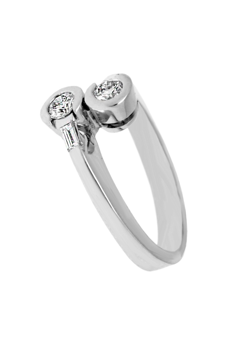 anillo compromiso oro blanco con diamantes talla brillante y talla baguette modelo tu y y yo foto lateral para web el rubi joyeros