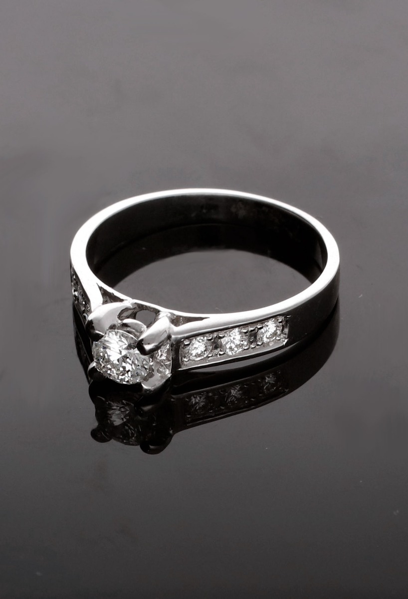 Anillo de compromiso oro blanco 18k y brillantes 231_W803R anillo compromiso oro blanco 18 kilates con diamantes foto sin recortar sobre base negra para web el rubi joyeros