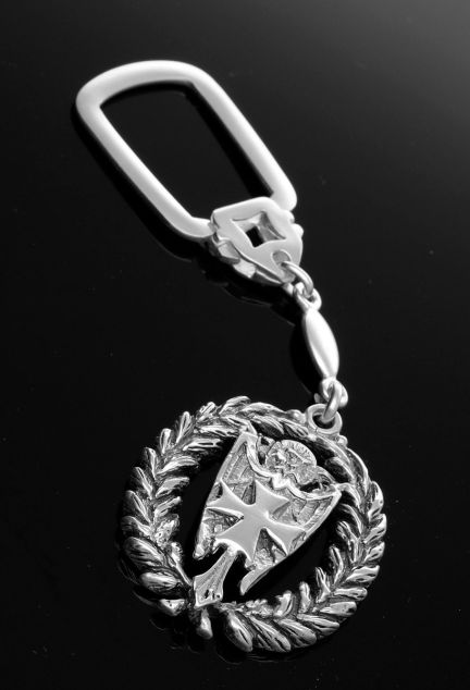 llavero plata para asistente tecnico sanitario ATS vista sin recortar sobre fondo negro para parrilla web el rubi joyeros